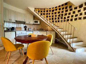 Cuisine ou kitchenette dans l'établissement Domaine Borgnat