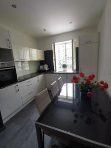 Η κουζίνα ή μικρή κουζίνα στο Blackapartment +2 φωτογραφίες