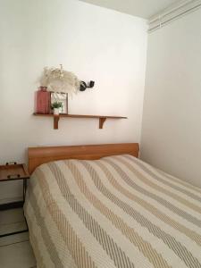 ベジエにあるLe Petit Provençalのベッドルーム1室(ベッド1台、壁に棚付)