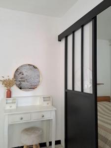 ベジエにあるLe Petit Provençalの黒いドアと白い机のある寝室 +10枚の写真