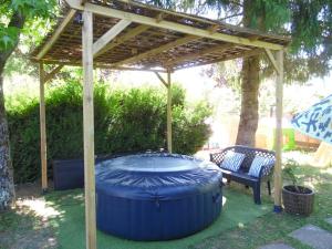 un gazebo con una grande botte blu sotto di Le clos des tuileries a Montholon