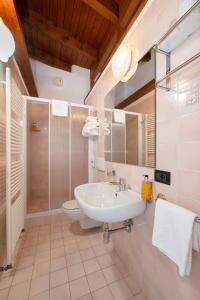 Koupelna v ubytování Hotel La Rondinella + 37 fotografií