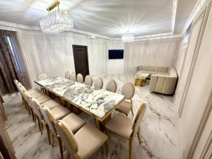 a conference room with a long table and chairs at Guesthouse Chambarak in Chambarak