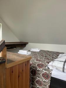 Schlafzimmer mit einem Bett und einem Schreibtisch mit Handtüchern in der Unterkunft Rose-Vally Cottage in Borský Svätý Jur
