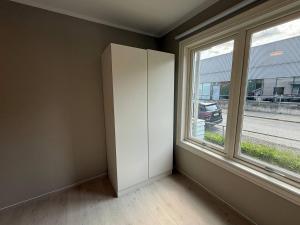 a room with a white cabinet next to a window at Moderne hus i sentrum av Lillestrøm in Lillestrøm