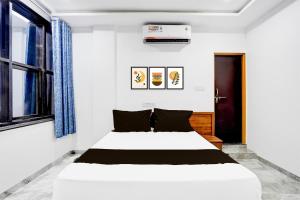 Ένα ή περισσότερα κρεβάτια σε δωμάτιο στο Hotel O Varad 7/12 Beer Bar & Lodging room