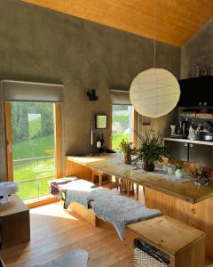 kuchnia z drewnianym stołem i dużym stołem w obiekcie Ca' Negra, Do-Minus Design Retreat & SPA w mieście Bellinzona