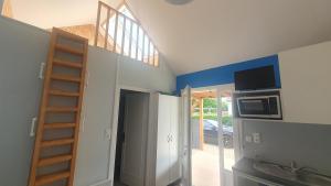 Cette chambre dispose d'une cuisine avec un escalier et un four micro-ondes. dans l'établissement VILLA MARILOU 5 personnes, à La Faute-sur-Mer