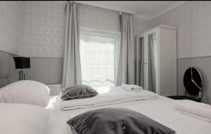 Łóżko lub łóżka w pokoju w obiekcie Apartament Glamour - 5 Mórz - Basen - SPA - Sauna