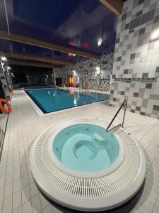 Basen w obiekcie Apartament Glamour - 5 Mórz - Basen - SPA - Sauna lub w pobliżu