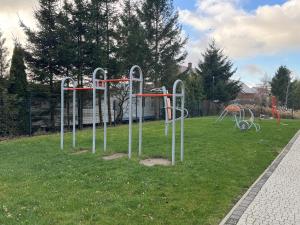 Plac zabaw dla dzieci w obiekcie Apartament Glamour - 5 Mórz - Basen - SPA - Sauna