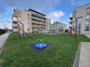 Plac zabaw dla dzieci w obiekcie Apartament Glamour - 5 Mórz - Basen - SPA - Sauna