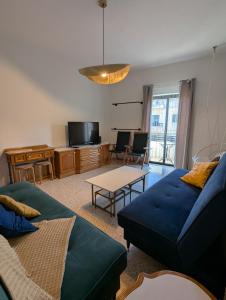 un soggiorno con un divano e un tavolo di Fly Dodo Summer Residence a Marsaskala