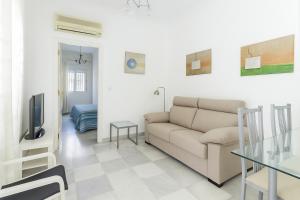 a living room with a couch and a table at Ribera del río - Centro in El Puerto de Santa María