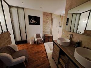 łazienka z umywalką i lustrem w obiekcie La Trémière, maison de village, sauna, vue garrigue w mieście Bouzigues +12 zdjęć