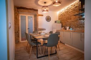 a kitchen with a table and chairs in a room at A Torna in Palas de Rei
