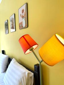 Postel nebo postele na pokoji v ubytování KK Hotel