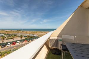 widok na plażę z balkonu budynku w obiekcie Village Naturiste - Hélio L vue mer w Cap d'Agde