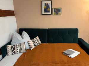 a bedroom with a bed with pillows on it at Altstadt & See & Garten Haustiere willkommen in Neuruppin