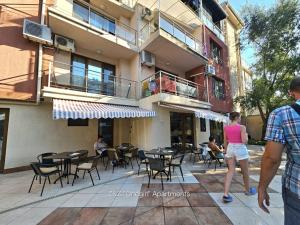 ソゾポルにあるZ&Z "Onegin" Apartmentsの外に立つ女
