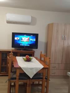 Televízia a/alebo spoločenská miestnosť v ubytovaní Fyllou Apartment Asprovalta