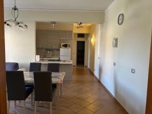 a kitchen and dining room with a table and chairs at Casa Mare Verde in Casamicciola Terme