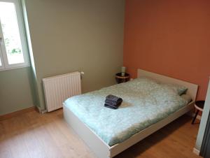 Ένα ή περισσότερα κρεβάτια σε δωμάτιο στο 3 chambres pour 6 personnes