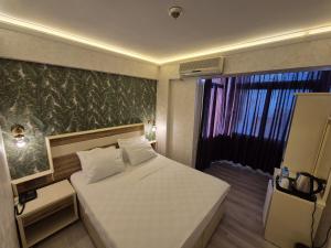 Postel nebo postele na pokoji v ubytování BEST SMYRNA HOTEL