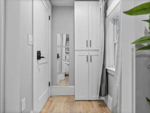 サマービルにある6BR3BATH Home with FREE Parking & Outdoor Furnitureの廊下 +71枚の写真