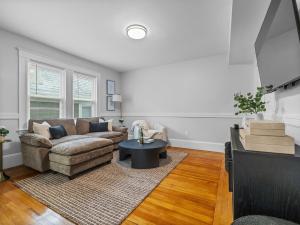 サマービルにある6BR3BATH Home with FREE Parking & Outdoor Furnitureのソファとテーブルのあるリビングルーム