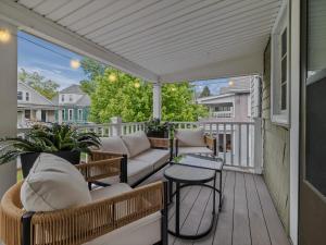 サマービルにある6BR3BATH Home with FREE Parking & Outdoor Furnitureのソファ付きのパティオ、ポーチテーブル