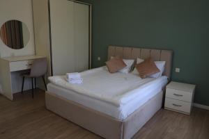 Un dormitorio con una cama, un escritorio y un espejo. en Rent House Dilijan, en Dilijan 20 fotos más