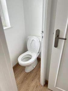 メルリモン・プラージュにあるLes Sylphides - Villa de charme à Merlimont-Plage - 4 personnesの部屋にある白いトイレ付きのバスルーム