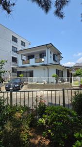 a car parked in front of a house at 海の風 in Wakayama