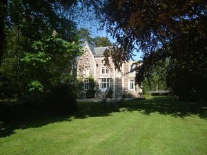 een groot huis met een grote tuin ervoor bij Chalet Du Bel Event in La Chapelle-sur-Dun