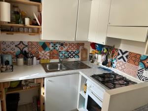 Η κουζίνα ή μικρή κουζίνα στο 30 passi dalla spiaggia +20 φωτογραφίες