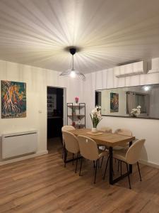 a dining room with a table and chairs at Appartement 50m2, résidence privée avec piscine, tennis et à 100 m de la plage in Le Lavandou