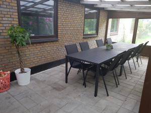 ein schwarzer Tisch und Stühle auf einer Terrasse in der Unterkunft Central House in Billund 5 bdr - Next to LEGO adventures in Billund + 41 Fotos