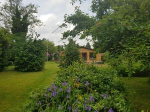 einen Garten mit lila Blumen vor einem Haus in der Unterkunft Central House in Billund 5 bdr - Next to LEGO adventures in Billund