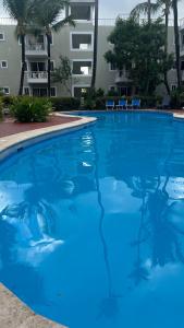 una grande piscina blu di fronte a un edificio di ducassi sol caribe Los corales Bavaro Beach pool Punta Cana Bavaro a Punta Cana