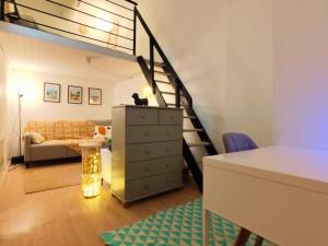 une chambre avec une commode et un lit mezzanine dans l'établissement Appartement de charme 2ch centre historique, WIFI, à Montpellier