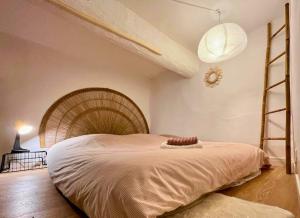 une chambre avec un grand lit dans une pièce avec un plafond dans l'établissement Appartement de charme 2ch centre historique, WIFI, à Montpellier