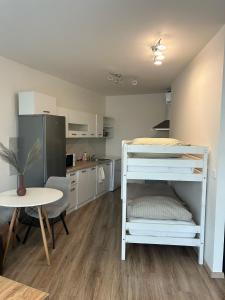 Habitación pequeña con litera y cocina en Your Home 14, en Košice