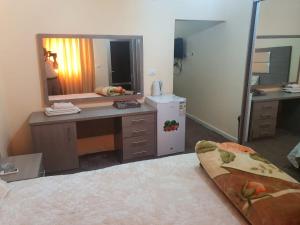Postel nebo postele na pokoji v ubytování Alfares Hotel