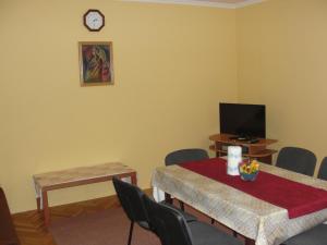 una sala de espera con mesa y TV en Apartments Lalic, en Vodice