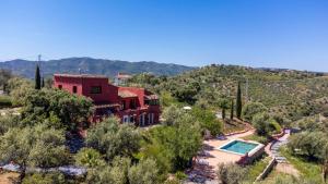 a house in the hills with a swimming pool at Finca Corazonada in Ríogordo