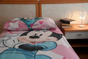 un letto con un piumone e cuscini di benvenuto di Residence ONDA BLU 2 a Cervia