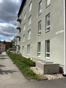 - un grand immeuble avec un banc devant dans l'établissement Foliate Living Nuppu, à Jyväskylä