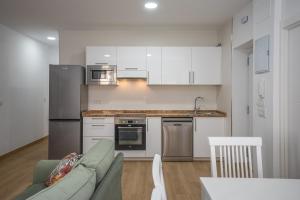 a living room with a couch and a kitchen at Patio Cuarenta 2B in Algeciras
