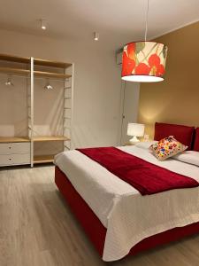 een slaapkamer met een groot bed en een lamp bij Appartamento Gocce di sole in Pietra Ligure